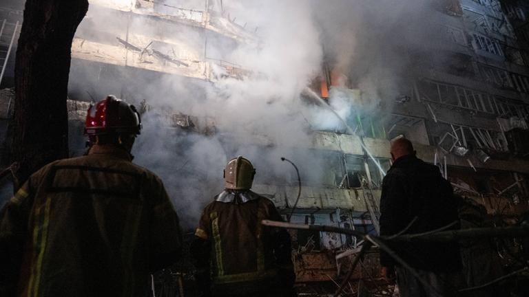 2 dead and 21 injured as Russian missile hits Kyiv residential building