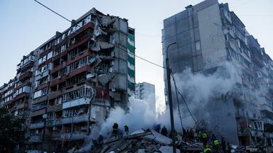 14.05.2026, Ukraine, Kiew: Rettungskräfte beseitigen die Trümmer eines Hauses, das nach einem russischen Angriff auf ein Wohnviertel schwer beschädigt wurde.