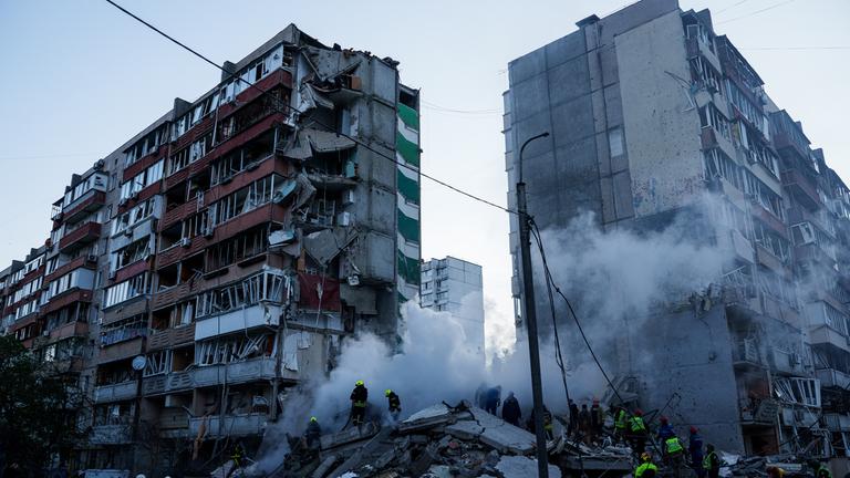 14.05.2026, Ukraine, Kiew: Rettungskräfte beseitigen die Trümmer eines Hauses, das nach einem russischen Angriff auf ein Wohnviertel schwer beschädigt wurde.
