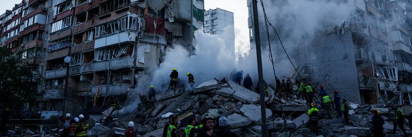 14.05.2026, Ukraine, Kiew: Rettungskräfte beseitigen die Trümmer eines Hauses, das nach einem russischen Angriff auf ein Wohnviertel schwer beschädigt wurde.