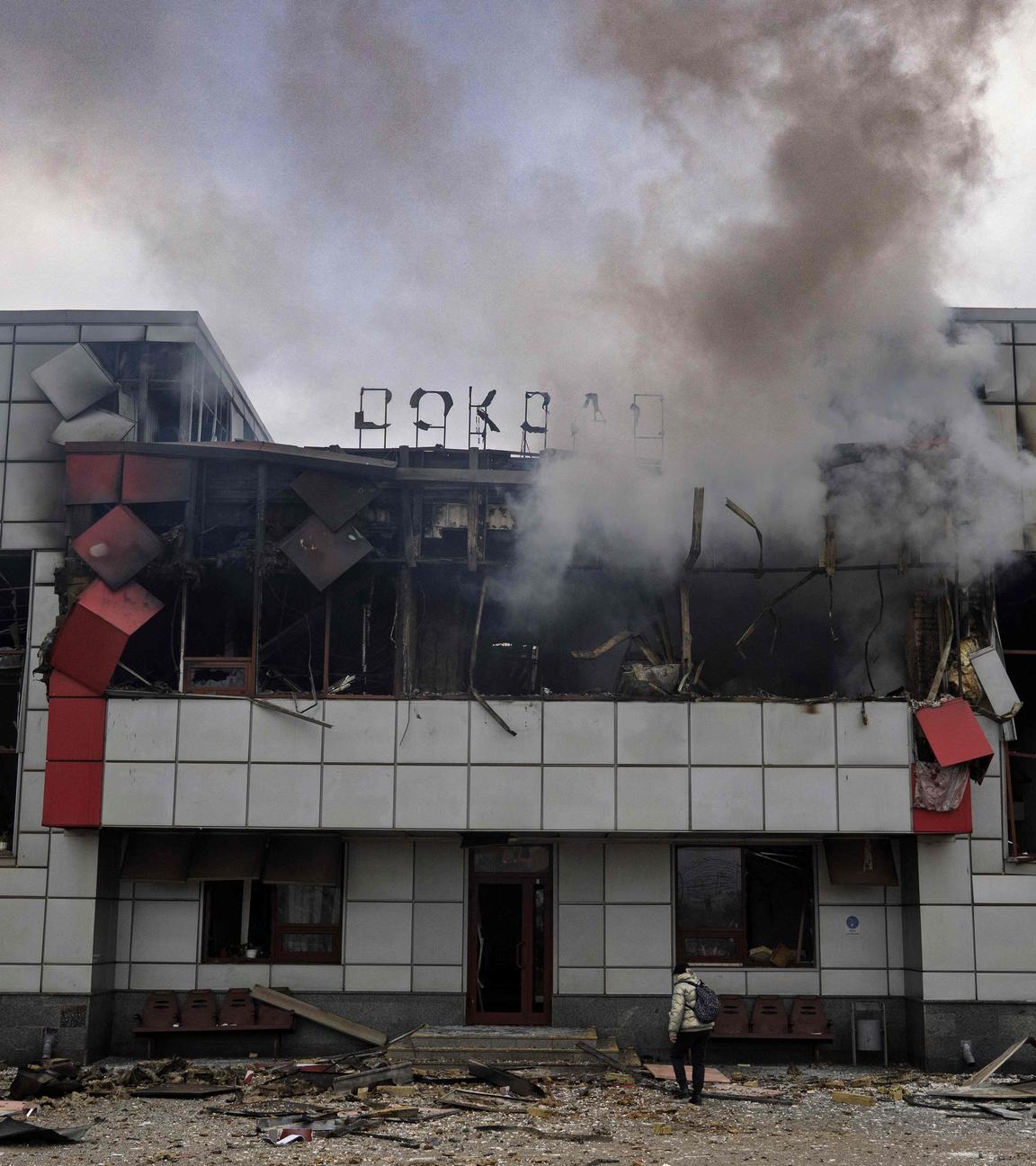 Rauch steigt aus einem schwer beschädigten Bahnhofsgebäude in der Region Kiew nach einem Luftangriff auf