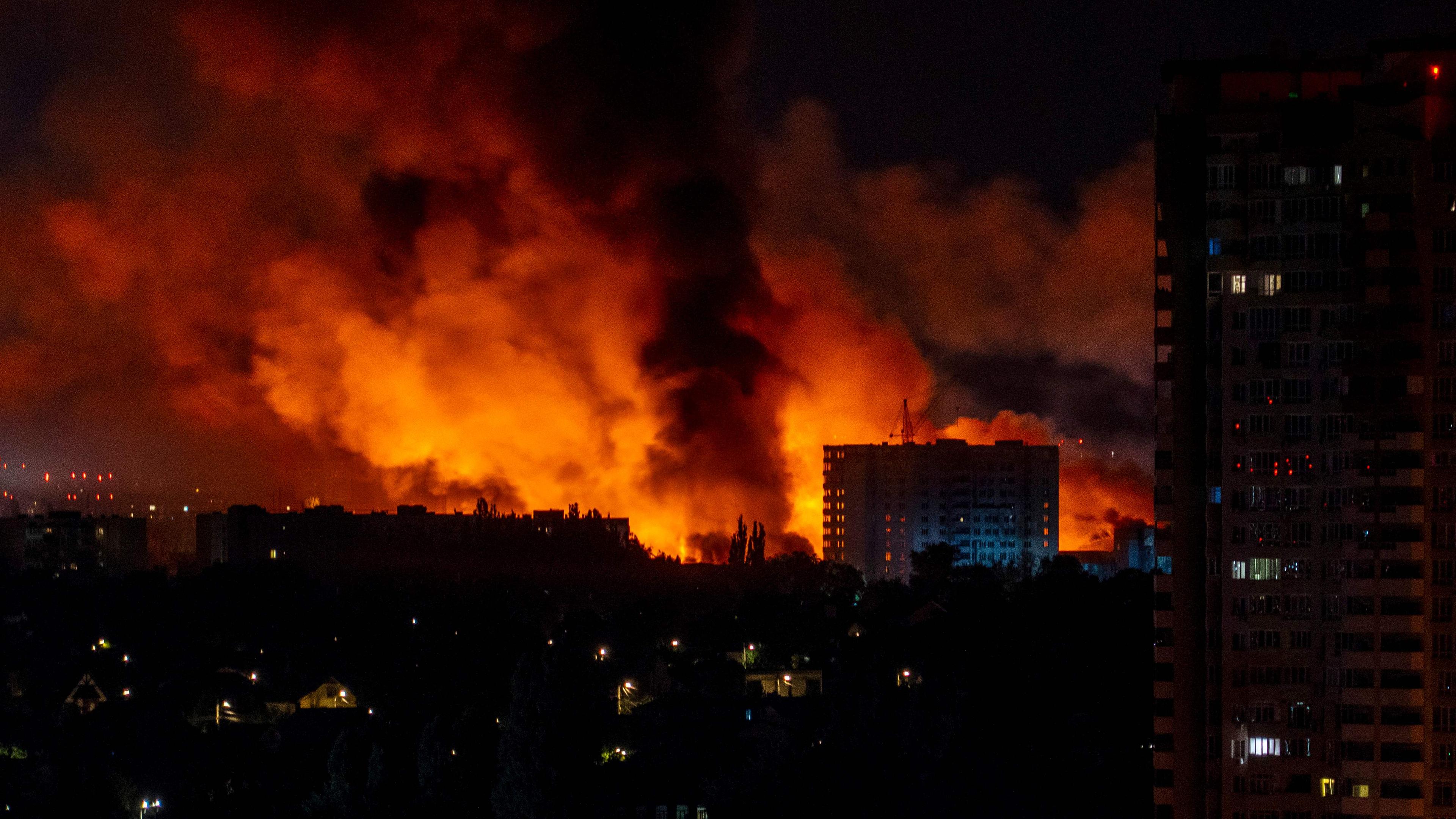 Während der russischen Invasion in der Ukraine am 4. Juli 2025 massenhaft russische Drohnen- und Raketenangriffe auf die ukrainische Hauptstadt schlagen Flammen und Rauch aus Gebäuden.