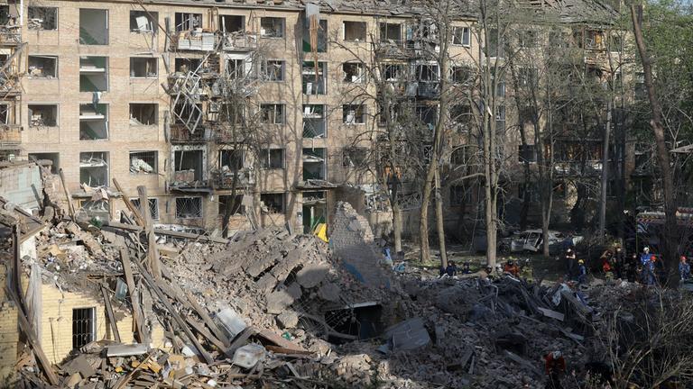 Ukrainische Rettungskräfte arbeiten am Ort eines Raketenangriffs, der am 24. April 2025 inmitten der anhaltenden russischen Invasion ein Wohngebäude in Kiew (Ukraine) traf.