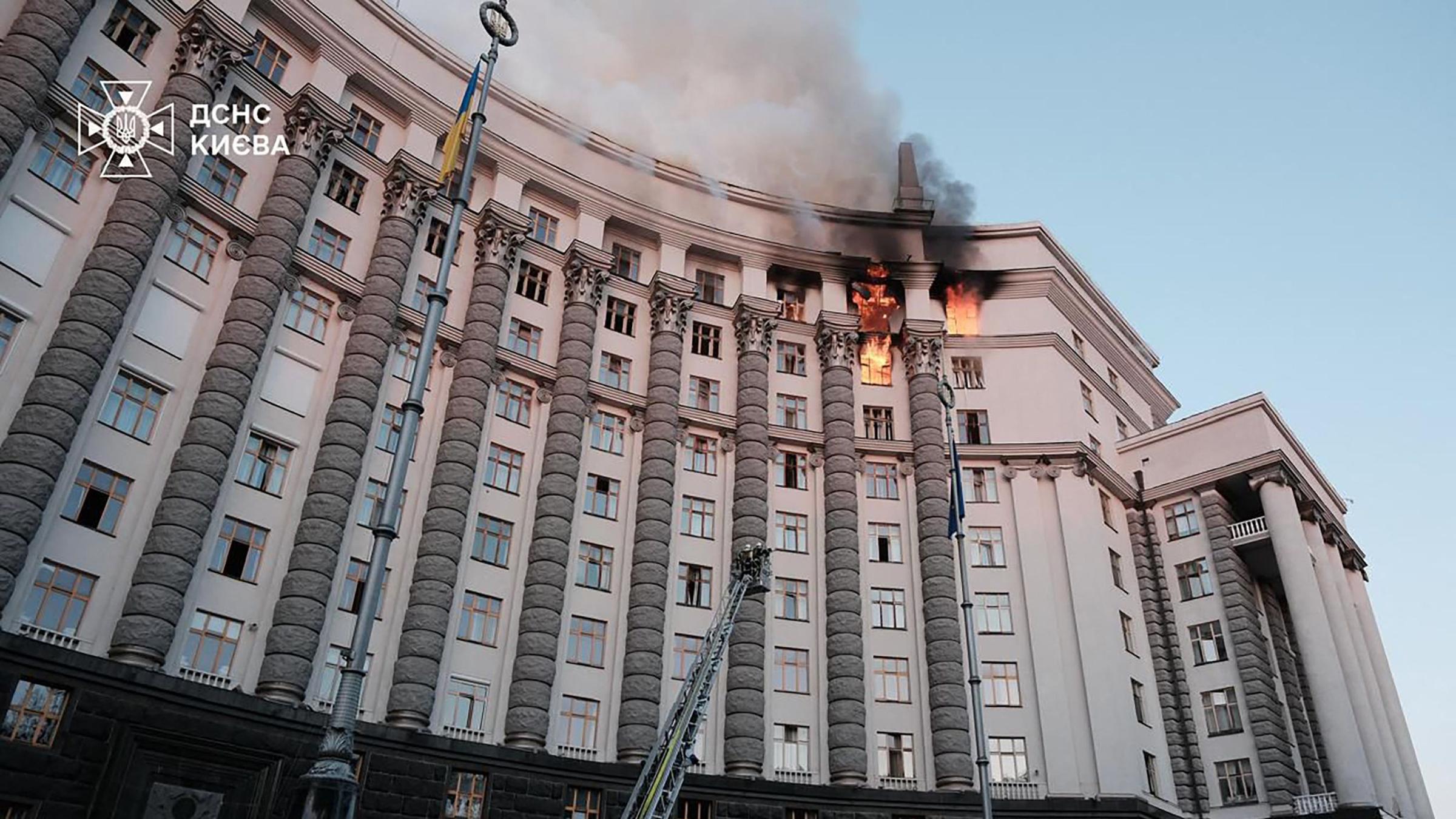 Ein Kiewer Regierungsgebäude ist nach einem russischen Luftangriff in Brand geraten