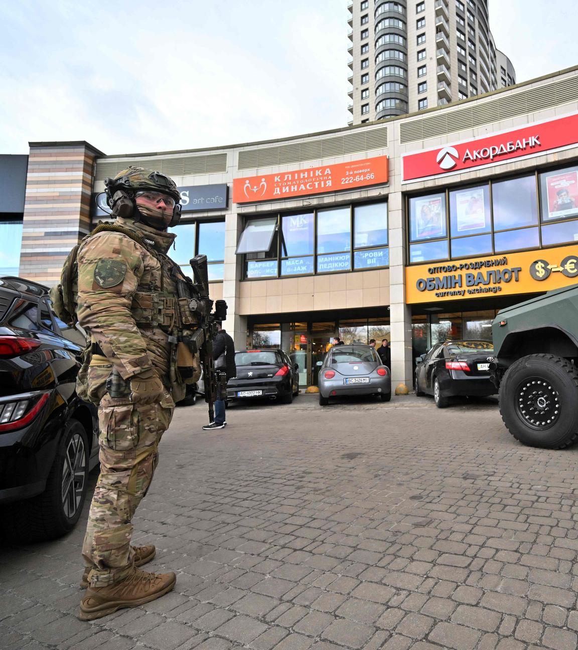 Ein Polizist eines Spezialteams ist nach einer Schießerei am 18. April 2026 vor einem Supermarkt in Kiew im Einsatz.