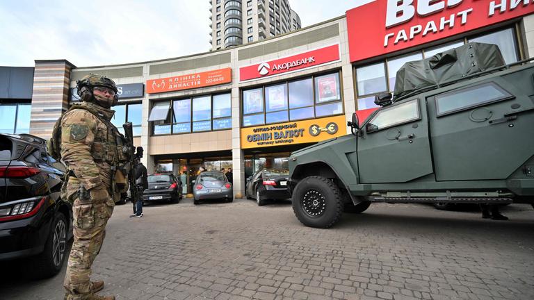 Ein Polizist eines Spezialteams ist nach einer Schießerei am 18. April 2026 vor einem Supermarkt in Kiew im Einsatz.