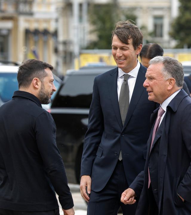 Ukraine, Kiew: Der ukrainische Präsident Wolodymyr Selenskyj (l.) begrüßt die US-Friedenssondergesandten Steve Witkoff (2. v. r.) und Jared Kushner (M.) vor ihrem Treffen nahe der Sophienkathedrale in Kiew