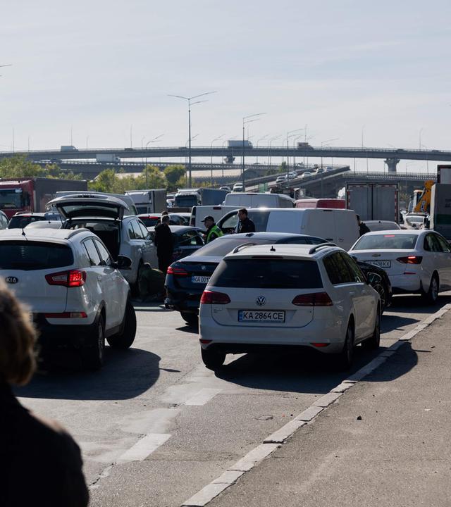 Ukraine, Kiew: Stau nach Sperrung einer durch Drohnenangriff beschädigten Brücke.