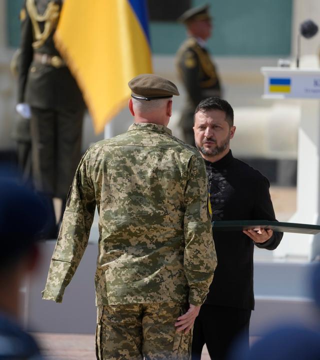 Der ukrainische Präsident Wolodymyr Selenskyj (rechts) überreicht einem Soldaten während einer Zeremonie anlässlich des ukrainischen Unabhängigkeitstages in Kiew eine Auszeichnung.