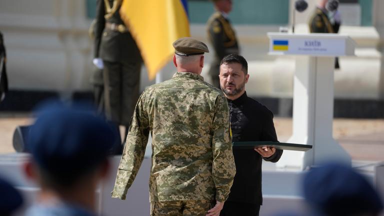 Der ukrainische Präsident Wolodymyr Selenskyj (rechts) überreicht einem Soldaten während einer Zeremonie anlässlich des ukrainischen Unabhängigkeitstages in Kiew eine Auszeichnung.