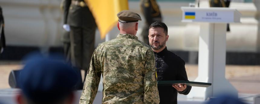 Der ukrainische Präsident Wolodymyr Selenskyj (rechts) überreicht einem Soldaten während einer Zeremonie anlässlich des ukrainischen Unabhängigkeitstages in Kiew eine Auszeichnung.