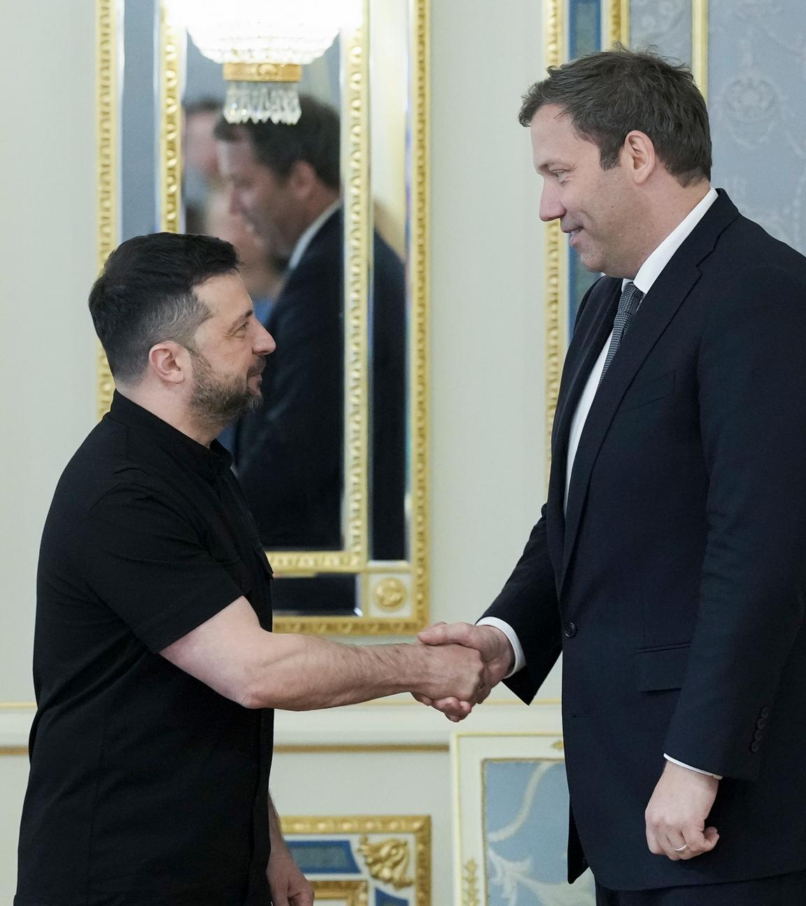 Lars Klingbeil und Wolodymyr Selenskyj geben sich die Hand.
