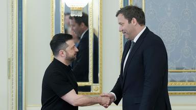 Lars Klingbeil und Wolodymyr Selenskyj geben sich die Hand.