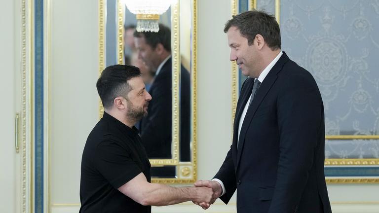 Lars Klingbeil und Wolodymyr Selenskyj geben sich die Hand.
