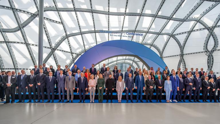 Teilnehmer der Konferenz in Reihen aufgestellt