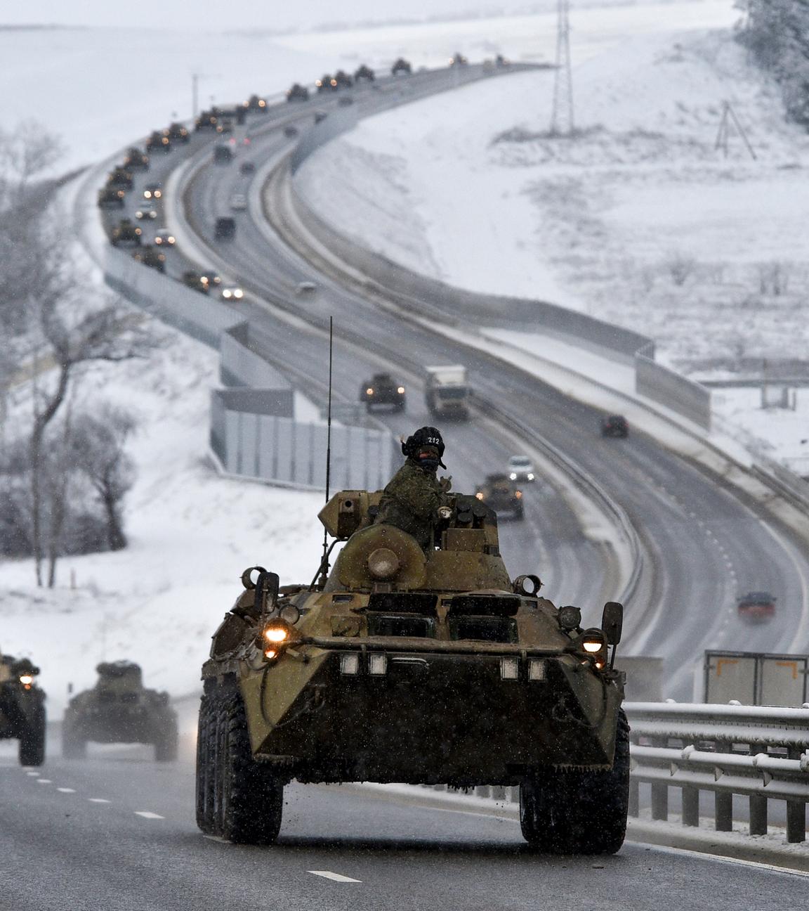 Ein Konvoi russischer gepanzerter Fahrzeuge bewegt sich auf einer Autobahn auf der Krim.
