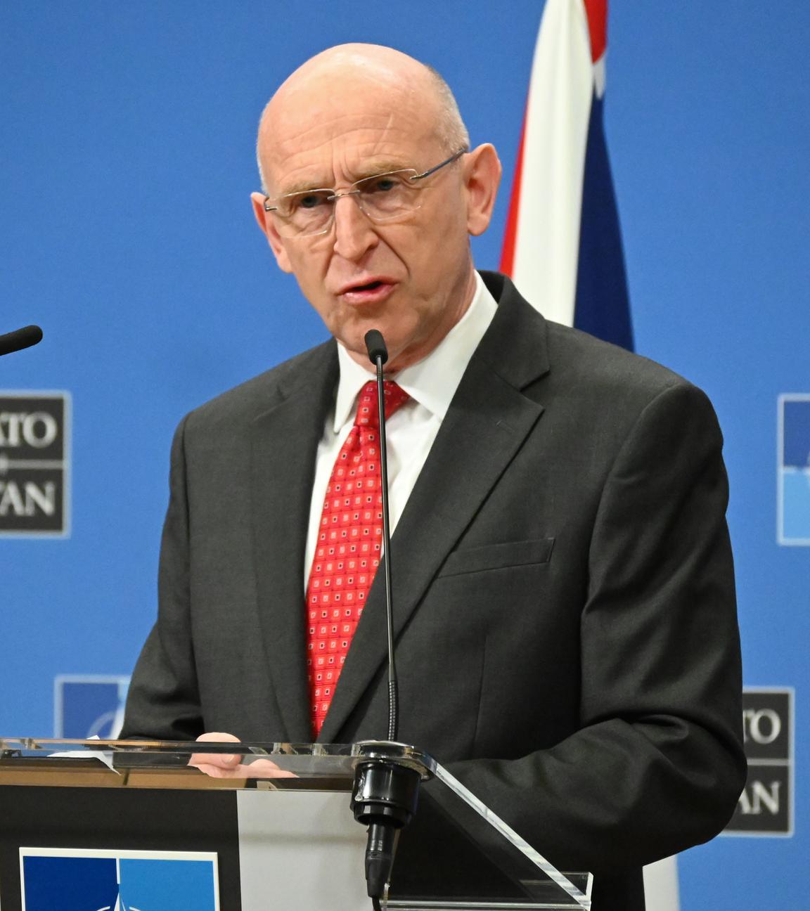Der britische Verteidigungsminister John Healey, spricht auf einer Pressekonferenz im Nato-Hauptquartier nach dem Treffen der internationalen Kontaktgruppe (UDCG) zur Koordinierung militärischer Unterstützung für die Ukraine.