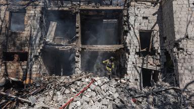 Ein Feuerwehrmann ist dabei zu sehen, wie er nach einem russischen Luftangriff einen Brand in einem Wohngebäude löscht.