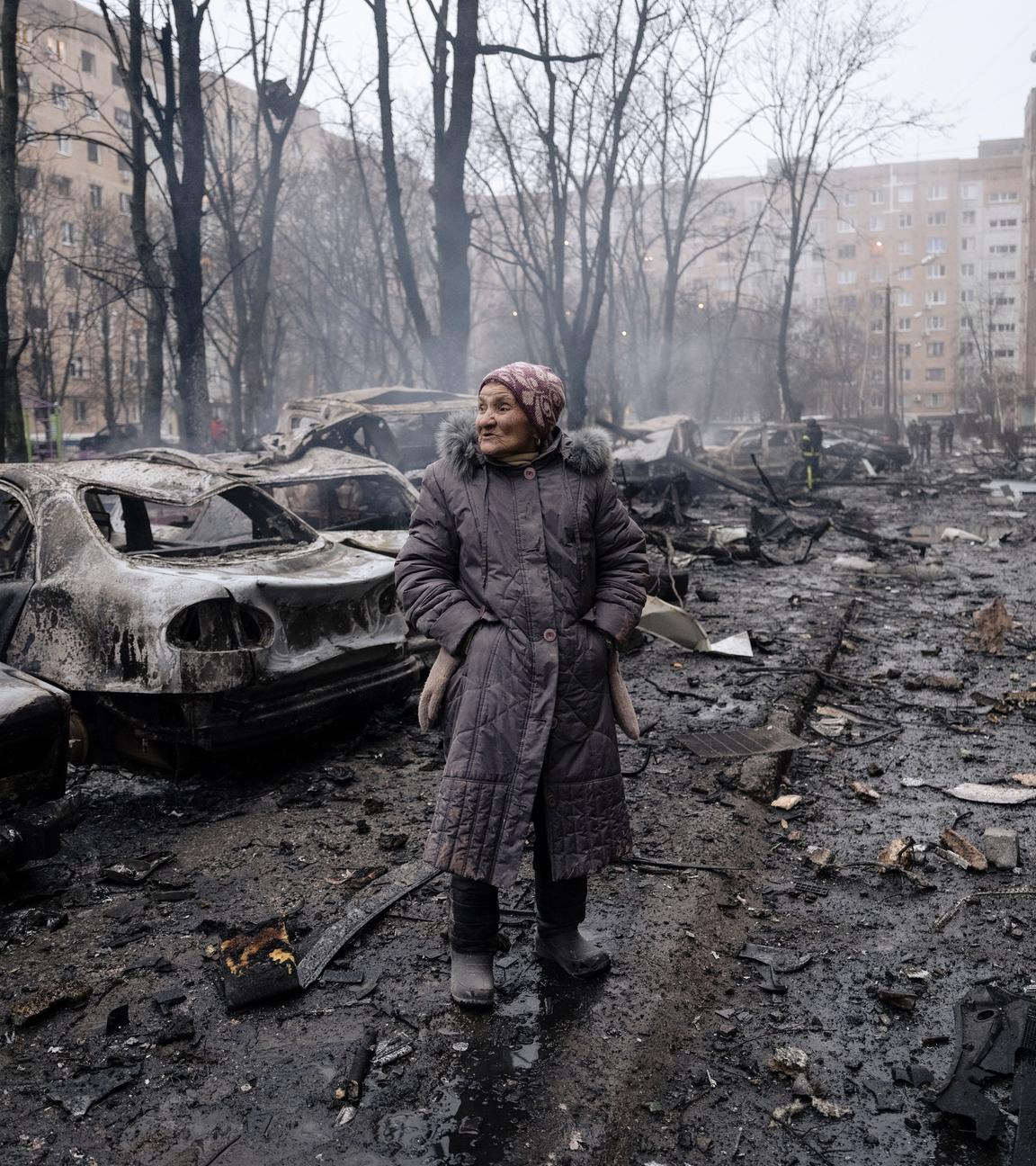 Ukraine, Kramatorsk: Zerstörte Wohngebäude und ausgebrannte Autos