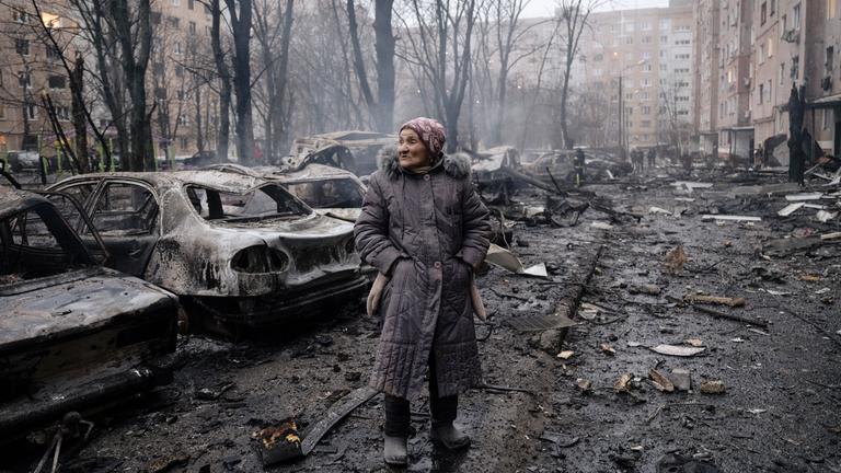 Ukraine, Kramatorsk: Zerstörte Wohngebäude und ausgebrannte Autos