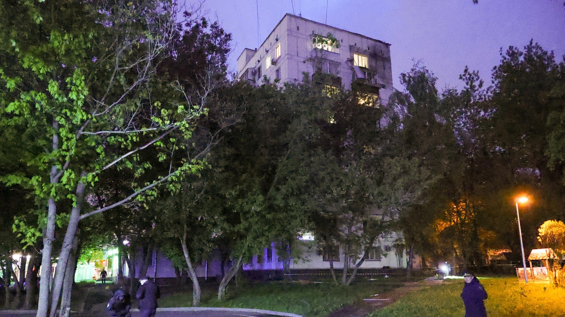 Ein durch Drohnenangriff beschädigtes Wohnhaus im Süden von Moskau, aufgenommen am 06.05.2025