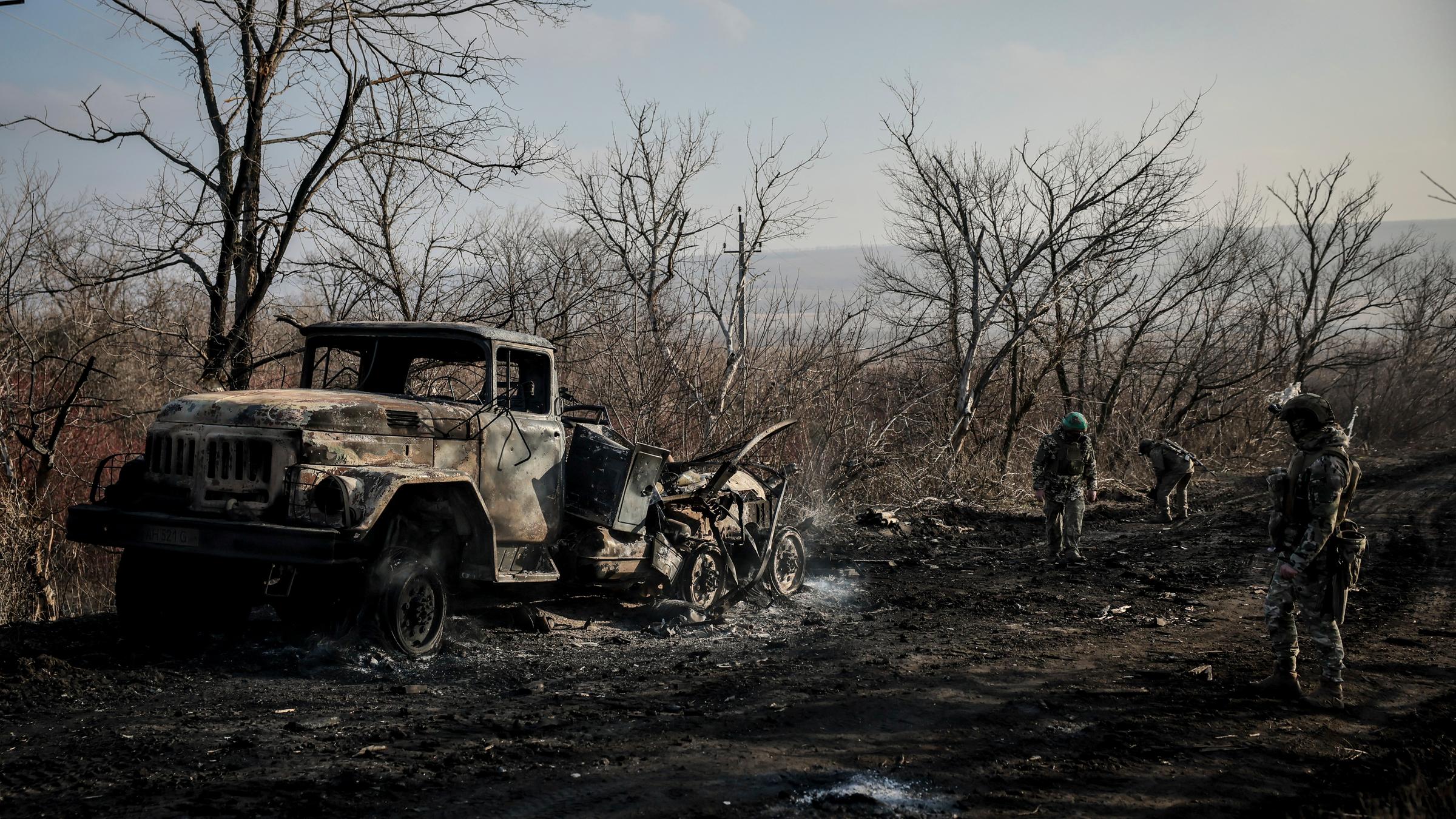 Ukrainische Soldaten sammeln beschädigte Munition auf der Straße an der Frontlinie in der Nähe der Stadt Chasiv Yar in der Region Donezk, Ukraine, 10.01.2025.
