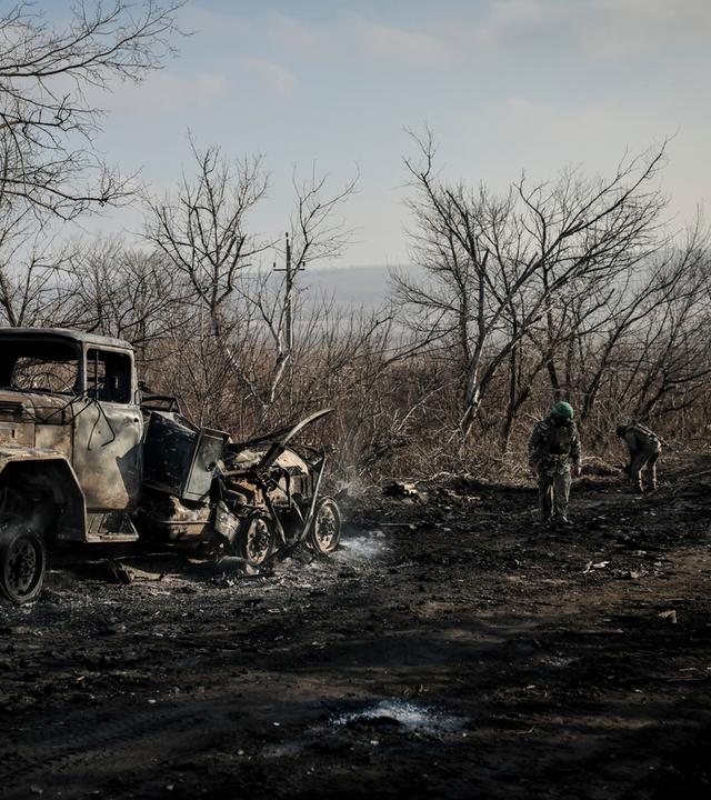 Ukrainische Soldaten sammeln beschädigte Munition auf der Straße an der Frontlinie in der Nähe der Stadt Chasiv Yar in der Region Donezk, Ukraine, 10.01.2025.