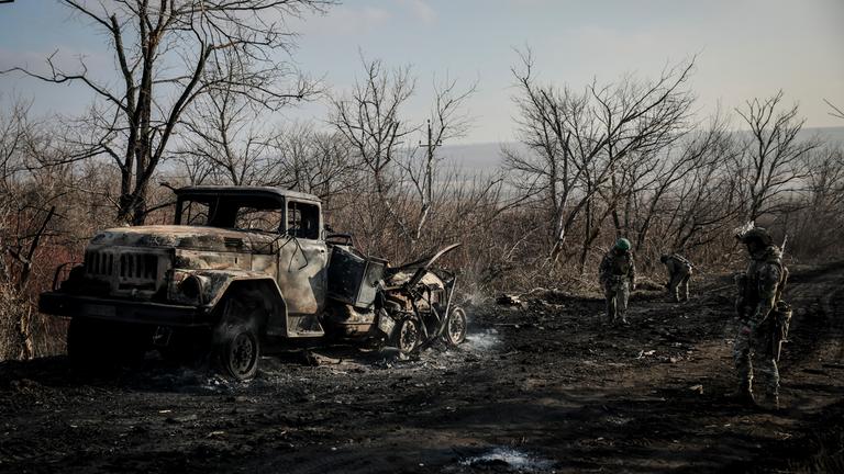 Ukrainische Soldaten sammeln beschädigte Munition auf der Straße an der Frontlinie in der Nähe der Stadt Chasiv Yar in der Region Donezk, Ukraine, 10.01.2025.