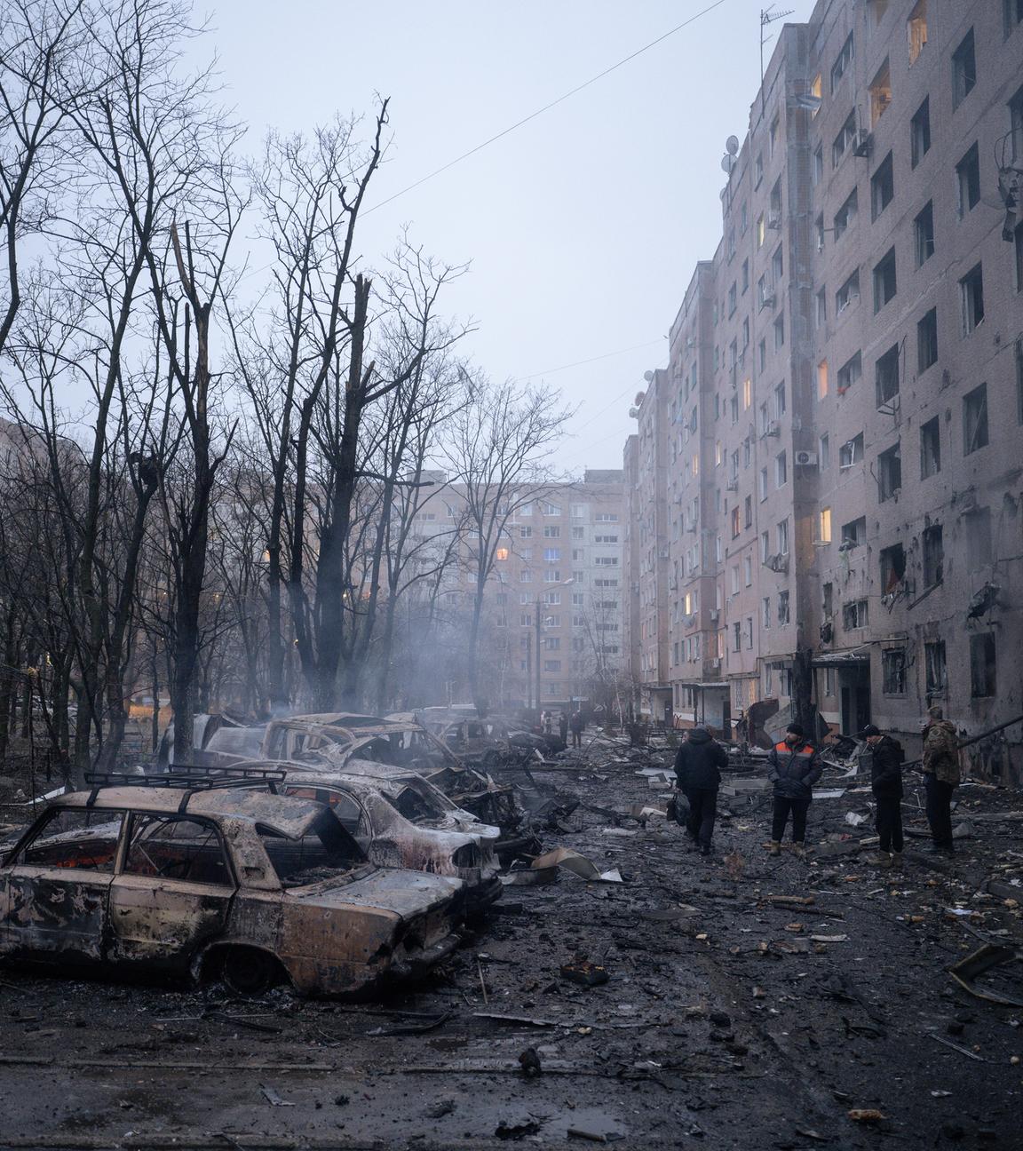 Ausgebrannte Straßen, Autos und Häuser in einer ukrainischen Stadt.