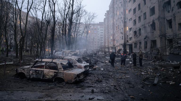 Ausgebrannte Straßen, Autos und Häuser in einer ukrainischen Stadt.