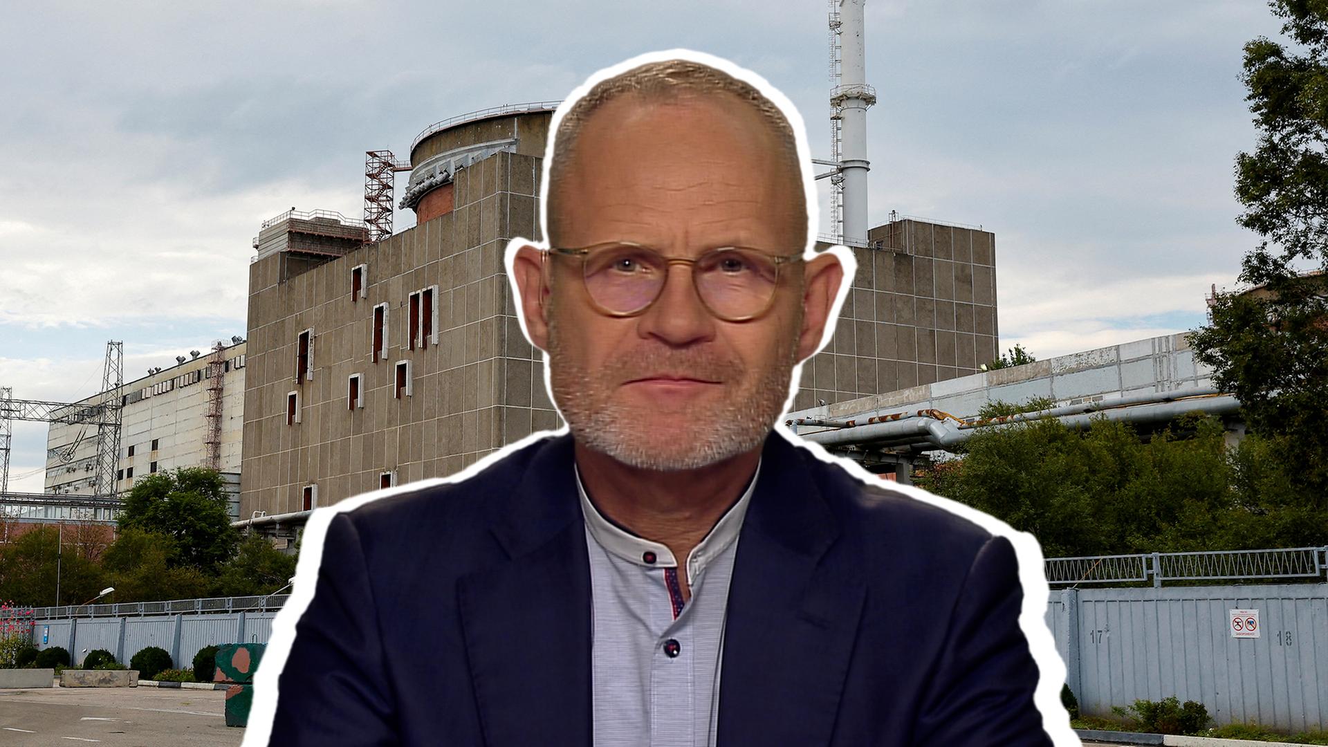 Atom-Experte Sebastian Stransky; im Hintergrund ist das Atomkraftwerk Saporischschja zu sehen.