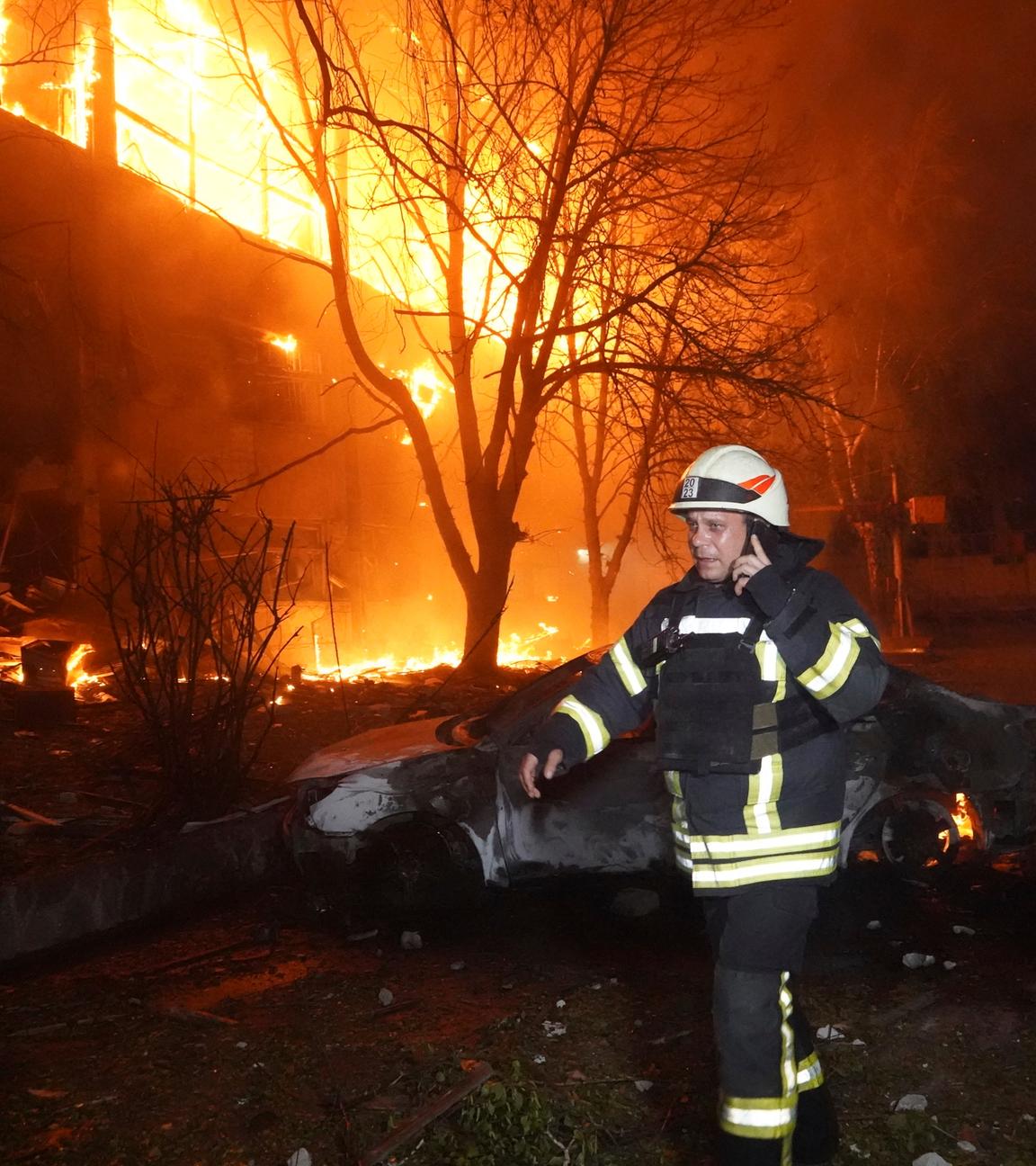 Feuerwehrleute bekämpfen einen Brand nach einem russischen Angriff auf ein Wohnhaus in Charkiw.