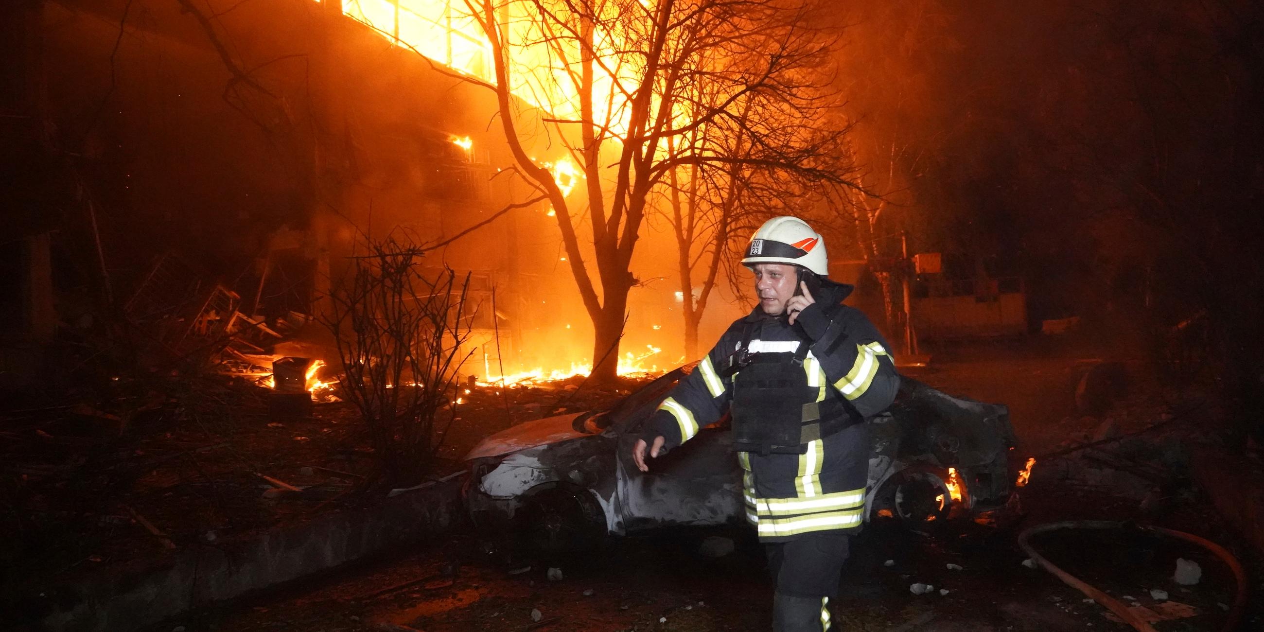 Feuerwehrleute bekämpfen einen Brand nach einem russischen Angriff auf ein Wohnhaus in Charkiw.