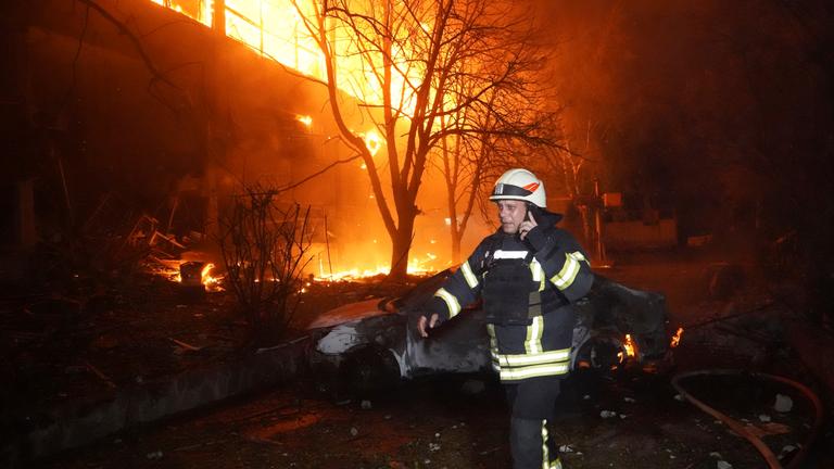 Feuerwehrleute bekämpfen einen Brand nach einem russischen Angriff auf ein Wohnhaus in Charkiw.