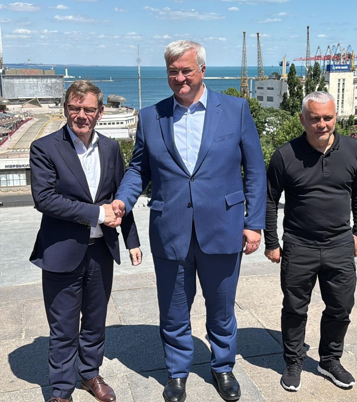 Ukraine, Odessa: Außenminister Johann Wadephul (CDU, l), sein ukrainischer Amtskollege Andrij Sybiha (M), Außenminister der Ukraine, und Oleh Kiper, Chef der militärischen Administration der Oblast Odessa
