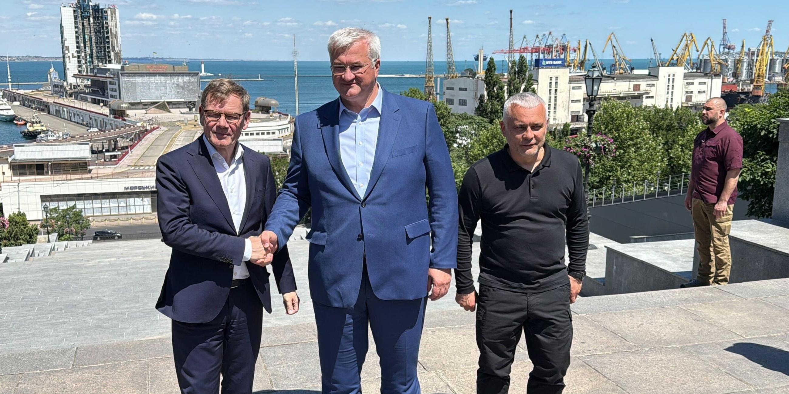 Ukraine, Odessa: Außenminister Johann Wadephul (CDU, l), sein ukrainischer Amtskollege Andrij Sybiha (M), Außenminister der Ukraine, und Oleh Kiper, Chef der militärischen Administration der Oblast Odessa