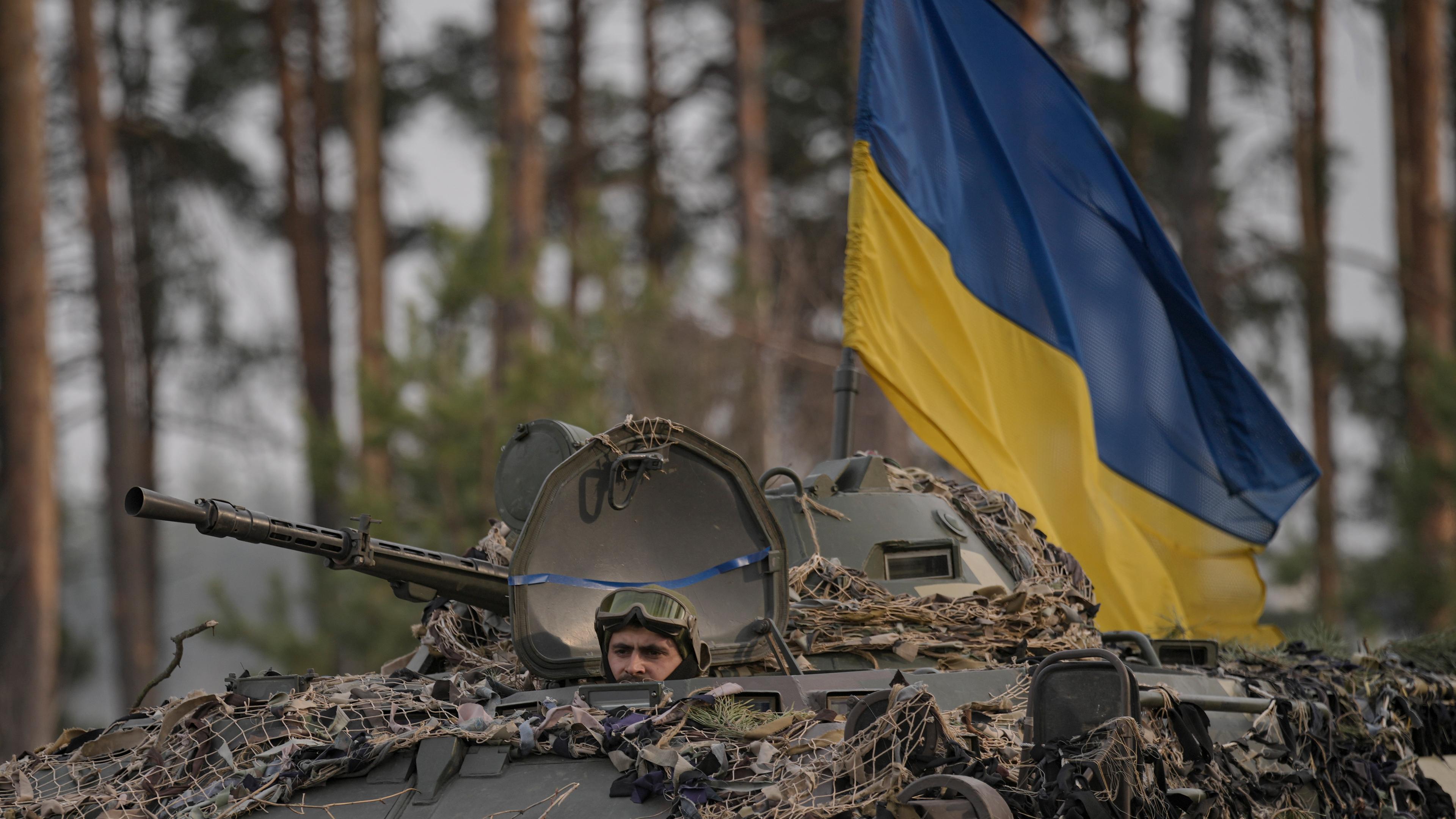 Ukrainischer Panzer an dem eine ukrainische Flagge hängt