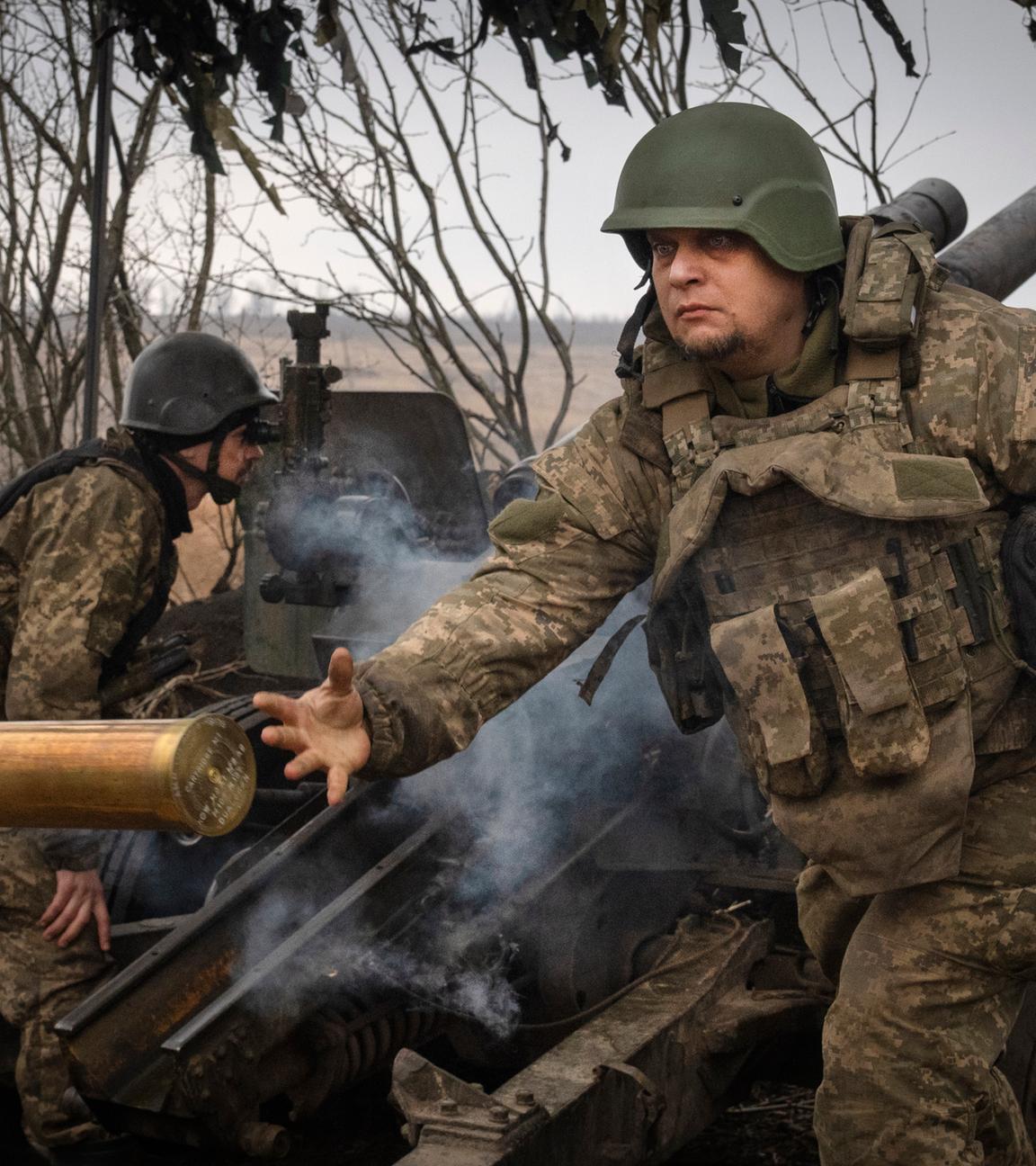 Ukraine, Awdijiwka: Ukrainische Soldaten der 71. Jägerbrigade feuern eine Haubitze M101 auf russische Stellungen an der Frontlinie.