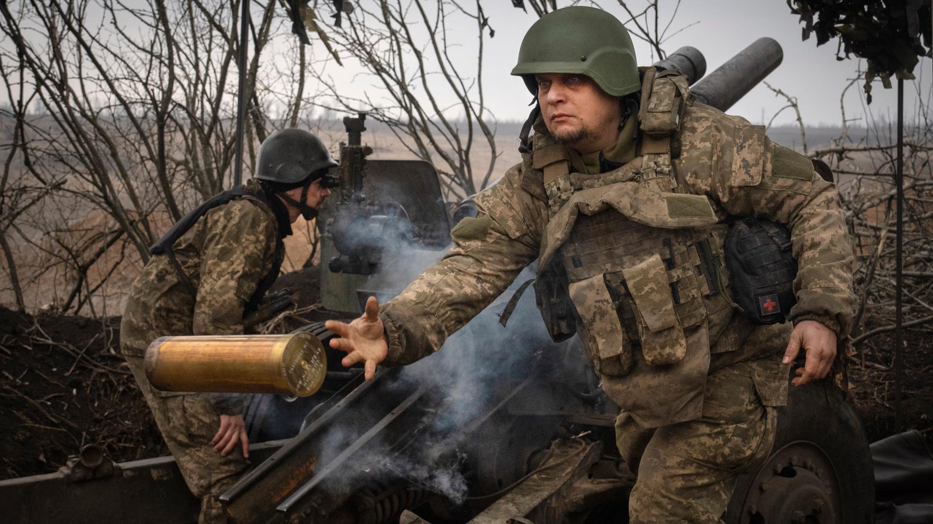 Ukraine, Awdijiwka: Ukrainische Soldaten der 71. Jägerbrigade feuern eine Haubitze M101 auf russische Stellungen an der Frontlinie.