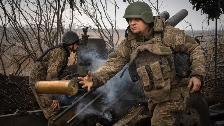 Ukraine, Awdijiwka: Ukrainische Soldaten der 71. Jägerbrigade feuern eine Haubitze M101 auf russische Stellungen an der Frontlinie.