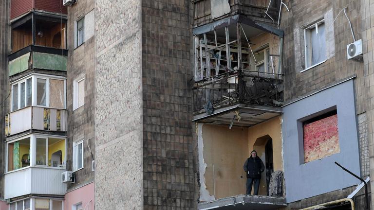 Ein Anwohner steht auf dem zerstörten Balkon einer Wohnung in einem beschädigten Wohngebäude nach einem russischen Raketenangriff in der Stadt Makiivka. 