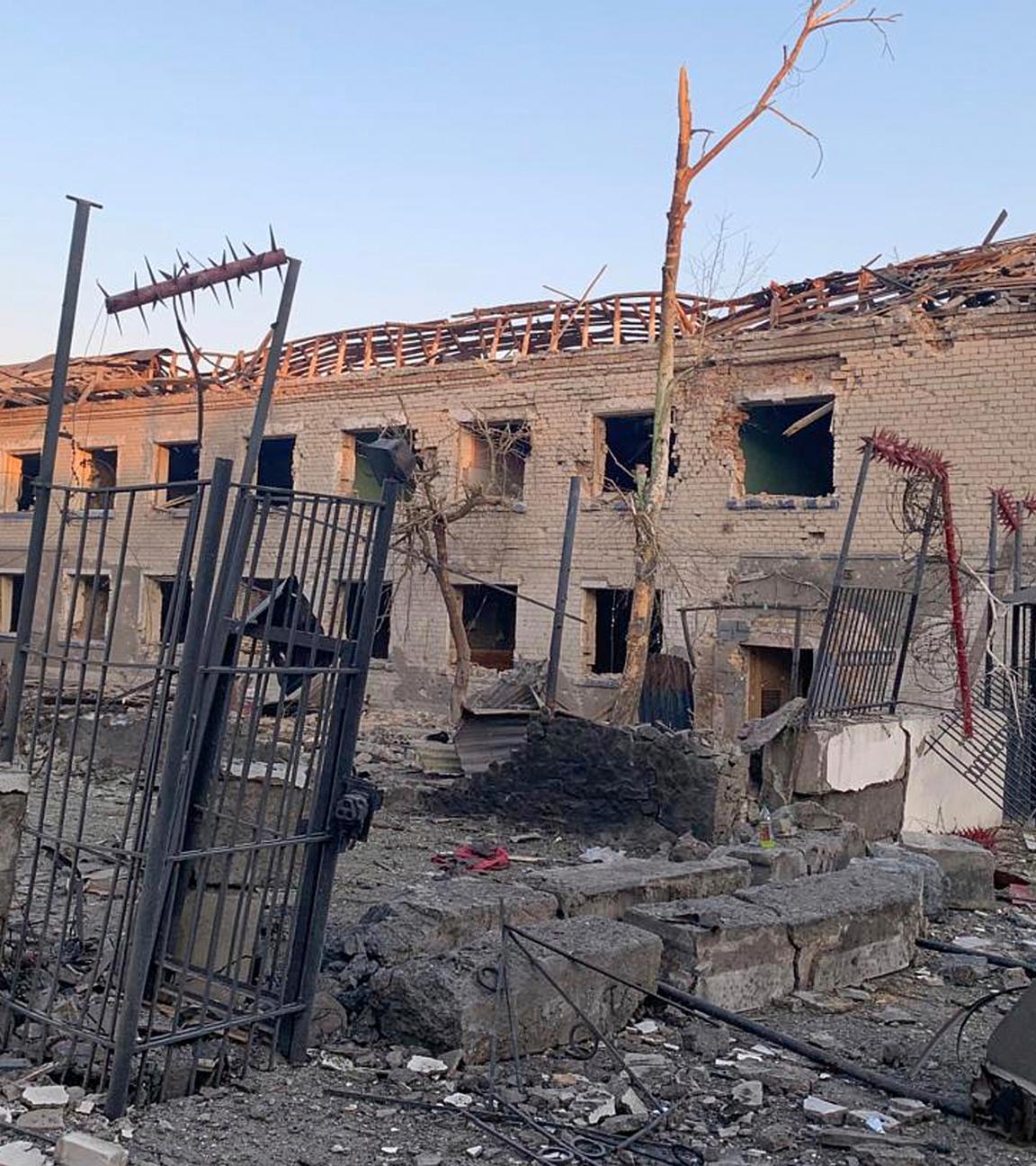  Dieses vom staatlichen Strafvollzugsdienst der Ukraine zur Verfügung gestellte Foto zeigt ein beschädigtes Gefängnis im Dorf Bilenke in der ukrainischen Region Saporischschja nach einem russischen Bombenangriff.