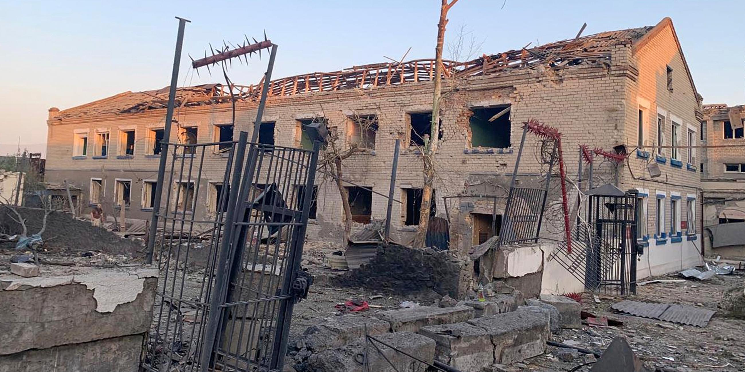  Dieses vom staatlichen Strafvollzugsdienst der Ukraine zur Verfügung gestellte Foto zeigt ein beschädigtes Gefängnis im Dorf Bilenke in der ukrainischen Region Saporischschja nach einem russischen Bombenangriff.