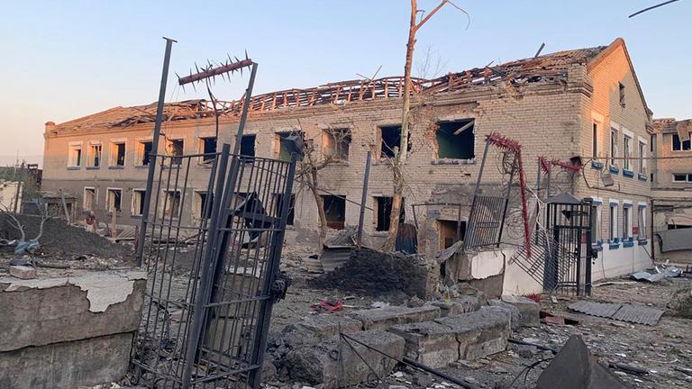  Dieses vom staatlichen Strafvollzugsdienst der Ukraine zur Verfügung gestellte Foto zeigt ein beschädigtes Gefängnis im Dorf Bilenke in der ukrainischen Region Saporischschja nach einem russischen Bombenangriff.