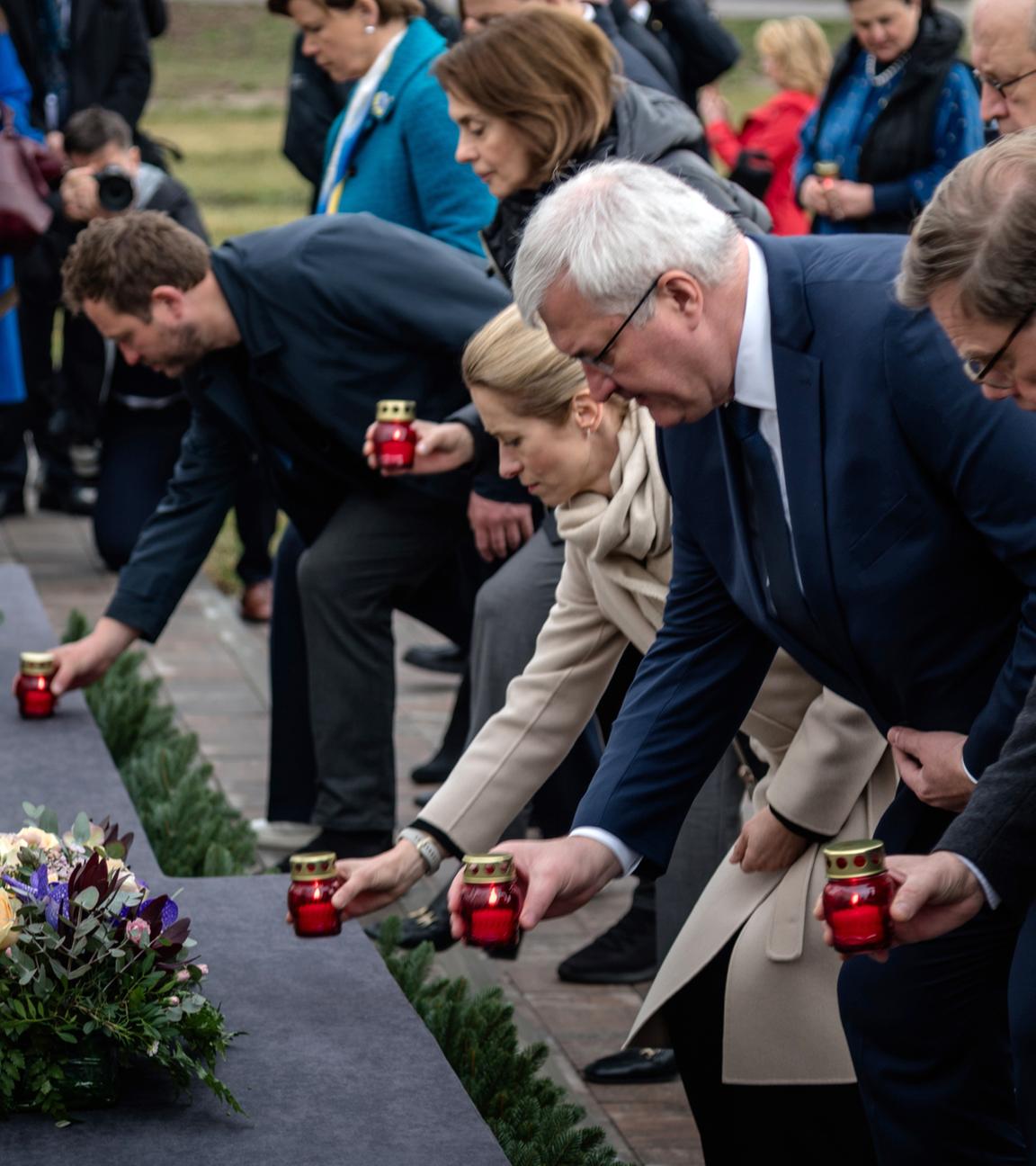 EU-Außenminister nehmen an einer Gedenkzeremonie in Butscha teil, aufgenommen am 31.03.2026