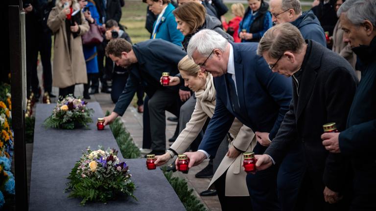 EU-Außenminister nehmen an einer Gedenkzeremonie in Butscha teil, aufgenommen am 31.03.2026