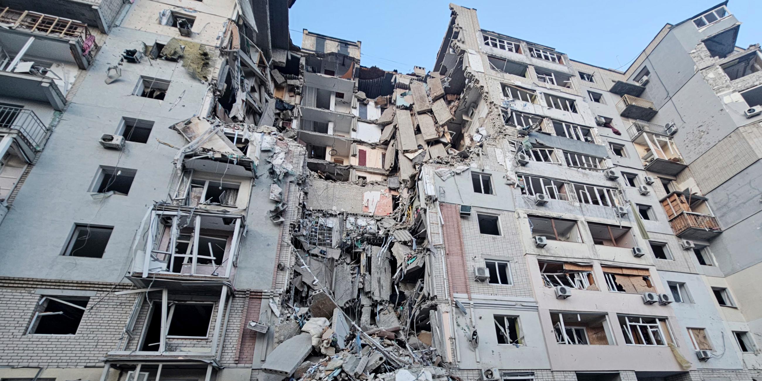 Ein Gebäude, das bei einem russischen Angriff auf ein Wohnviertel in Cherson schwer beschädigt wurde.