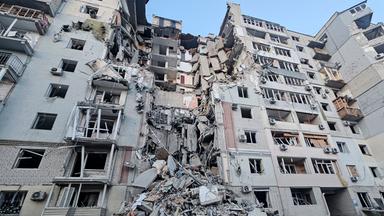 Ein Gebäude, das bei einem russischen Angriff auf ein Wohnviertel in Cherson schwer beschädigt wurde.