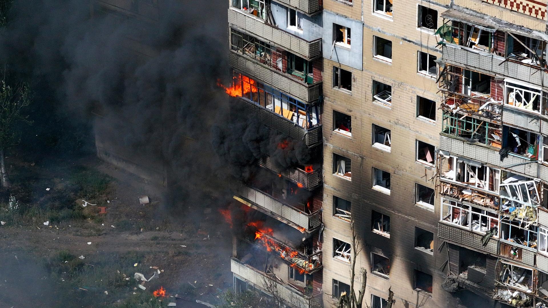 Ein Wohnhaus nach einem russischen Luftangriff in Kostjantyniwka in der ukrainischen Region Donezk