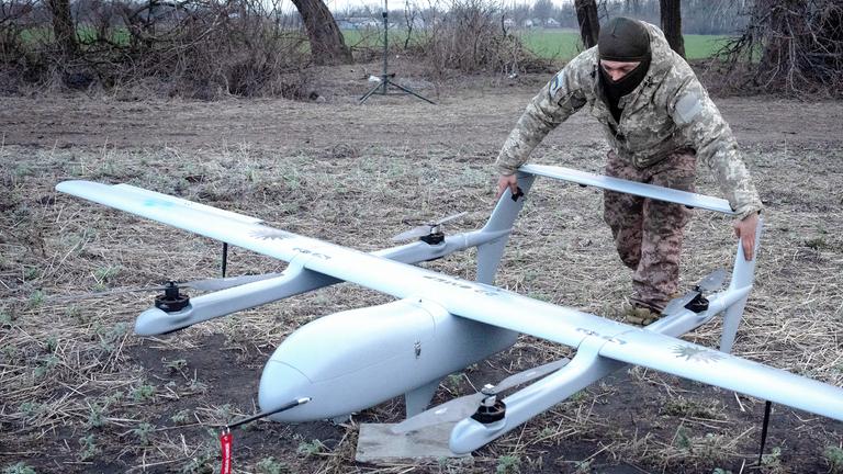Ein ukrainischer Soldat der 22. mechanisierten Brigade bereitet den Start einer Mittelstrecken-Drohne Poseidon H10 an der Front in der Nähe von Bachmut in der Region Donezk vor. 